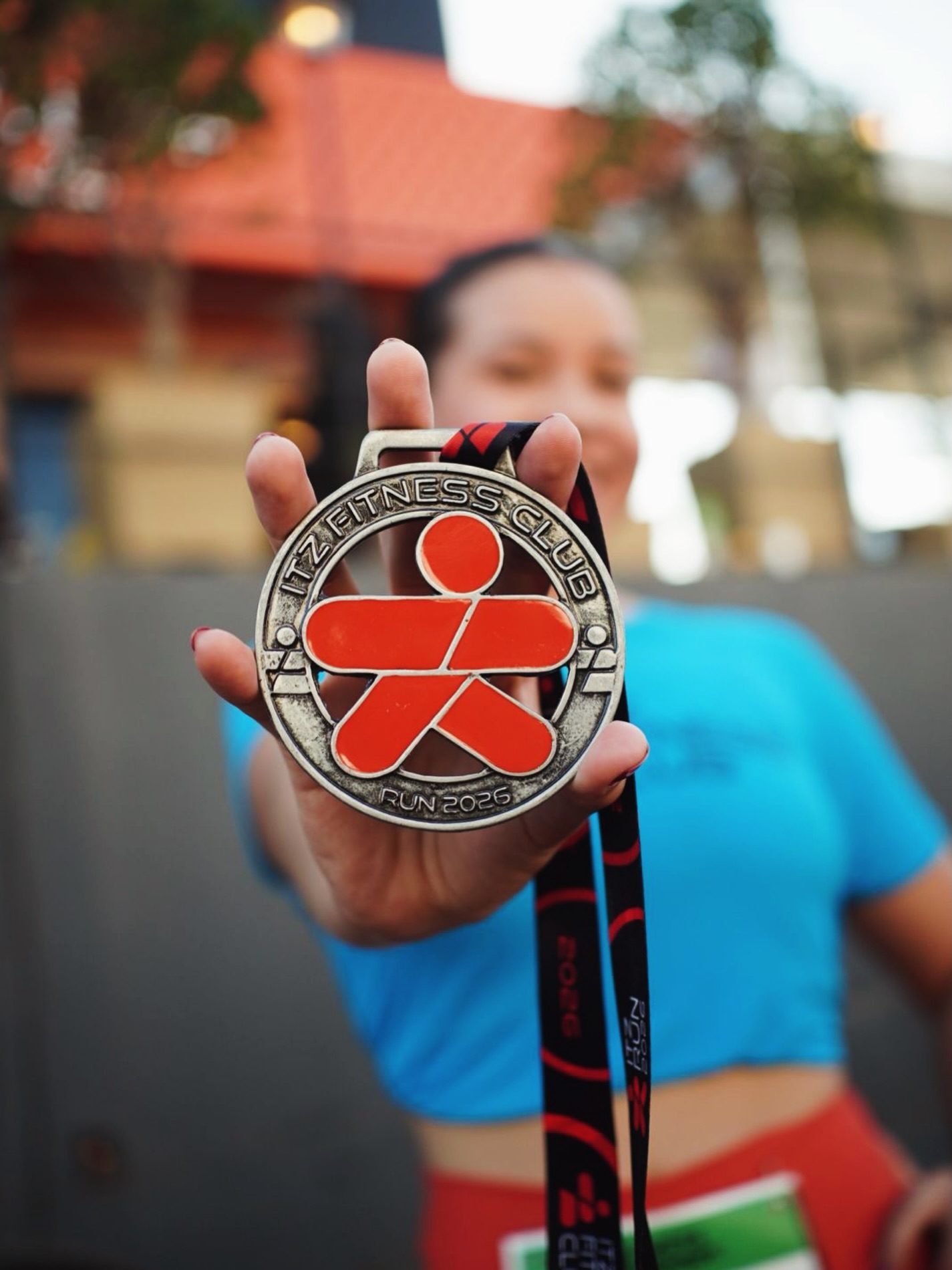 Atleta exibindo a medalha de finisher